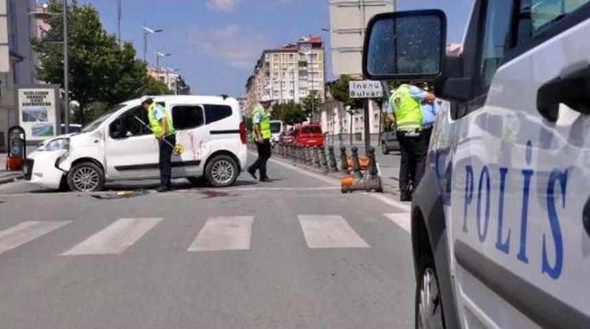 Hafif Ticari Ara&ccedil; Takla Attı: 1 &Ouml;l&uuml;, 1 Yaralı