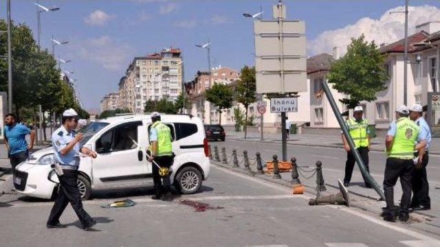 Hafif Ticari Araç Takla Attı: 1 Ölü, 1 Yaralı