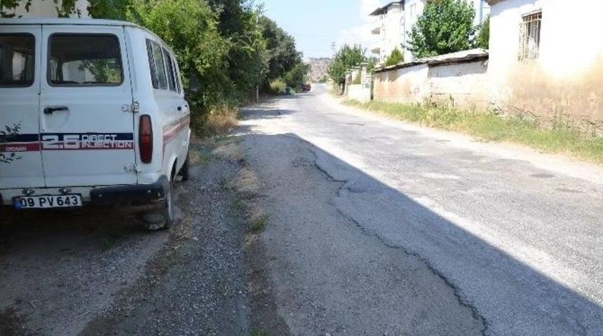 Nazilli&rsquo;de Mahalle Sakinlerinden Bozuk Yol Tepkisi