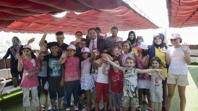 Soma Mine Victims’ Children Discover Bosphorus, Feed Seagulls On The Ferry