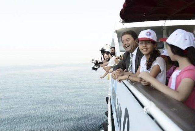 Soma Mine Victims’ Children Discover Bosphorus, Feed Seagulls On The Ferry