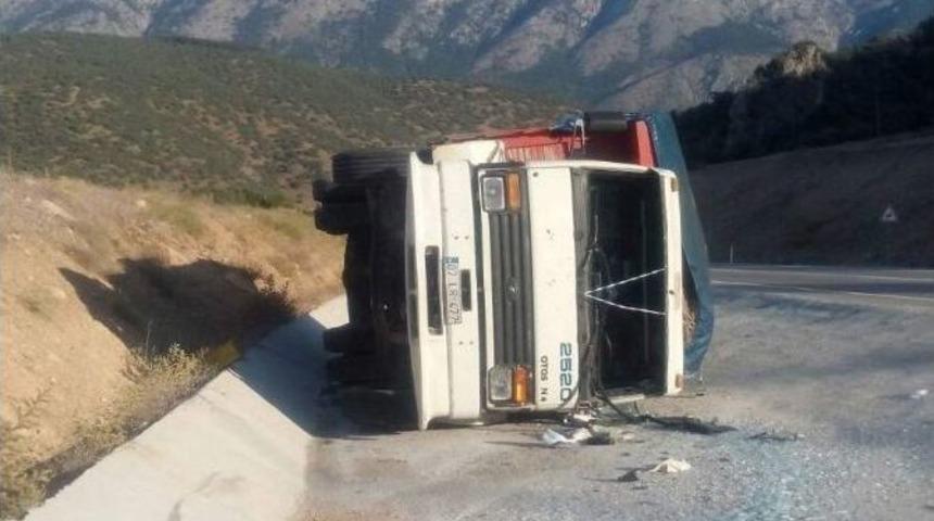 Kargı&rsquo;da Kamyon Devrildi: 1 Yaralı