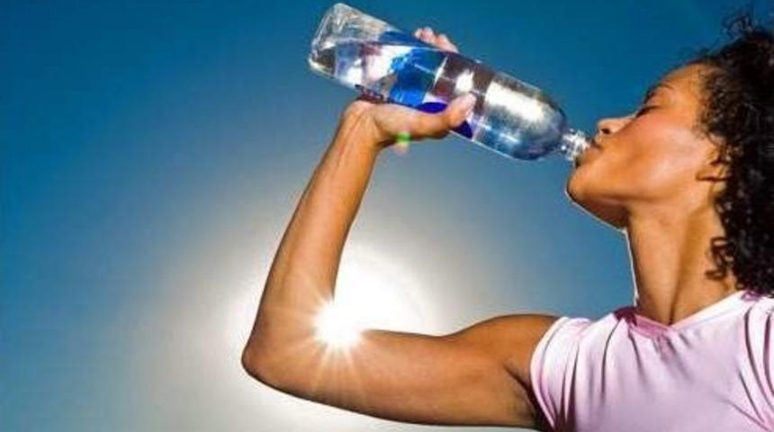 Yaz Aylarında G&uuml;nl&uuml;k 2-2,5 Litre Su T&uuml;ketin