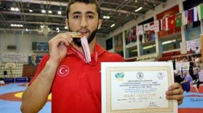 Kayseri Şekersporlu Akbudak D&uuml;nya 2'ncisi