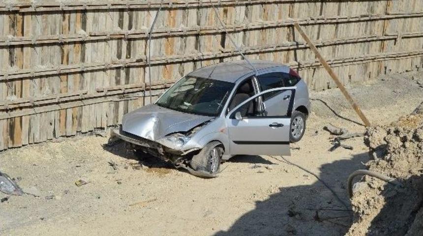 Adıyaman&rsquo;da Otomobil Şarampole Yuvarlandı: 2 Yaralı