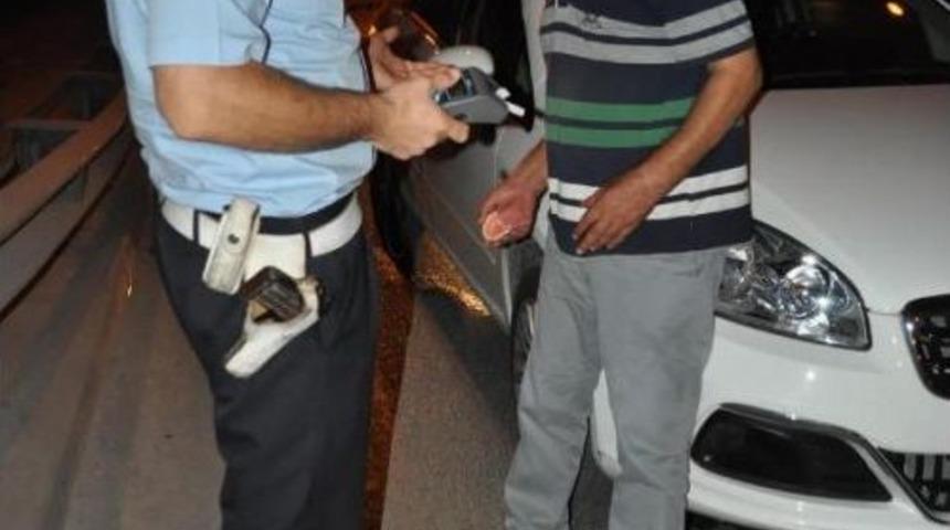 Sarhoş S&uuml;r&uuml;c&uuml; Yolun Ortasında Sızdı