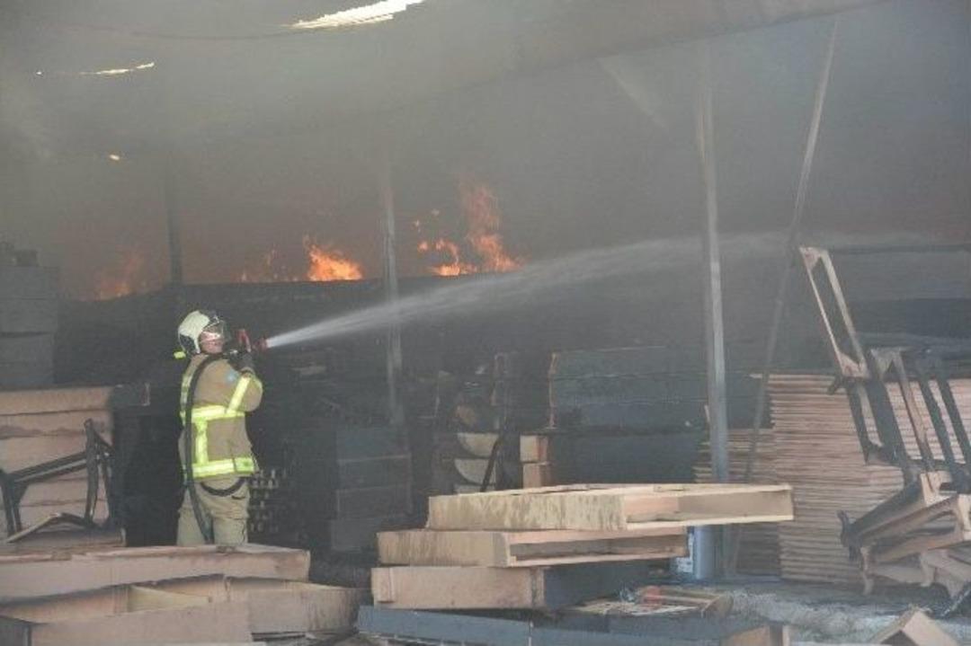 Balıkesir&rsquo;de Mobilya Fabrikasında Yangın