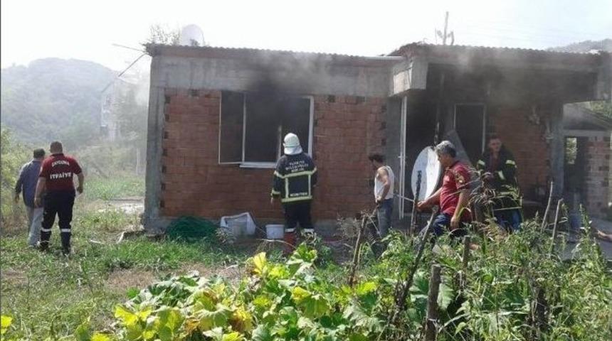 D&ouml;rt Kişinin Yaşadığı Ev, Yangında Kullanılmaz Hale Geldi