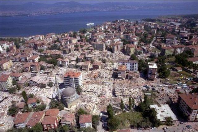 Gölcük Belediye Başkanı: Bir Kişi Depremden, Diğerleri Çürük Binalardan Öldü