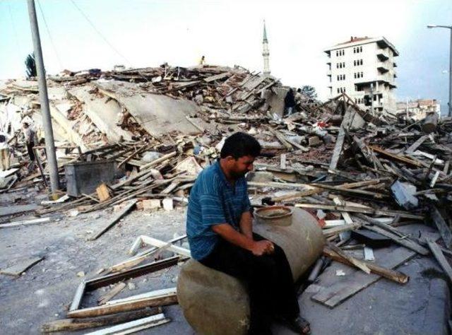 Gölcük Belediye Başkanı: Bir Kişi Depremden, Diğerleri Çürük Binalardan Öldü