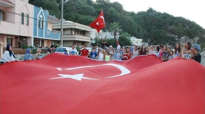 Tatilciler Şehitler İ&ccedil;in Y&uuml;r&uuml;d&uuml;