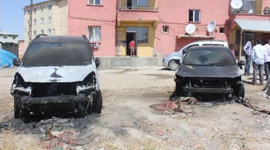 Bulanık&rsquo;ta İki Ara&ccedil; Kundaklandı