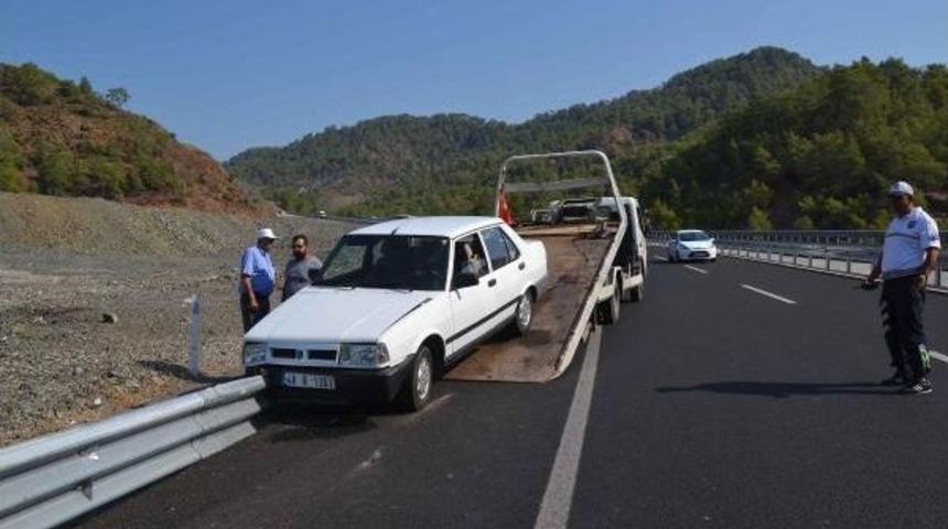 Ortaca'da Otomobil Bariyere &Ccedil;arptı, 1 Yaralı