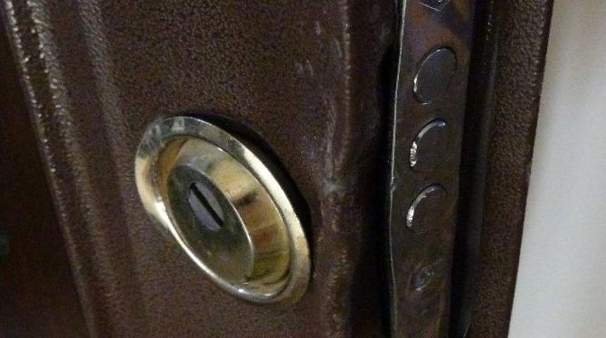 Hırsızlar &Uuml;&ccedil; Daireyi Birden Soydu