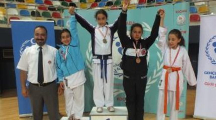 Kocaelili Karateciler, Kocaeli&rsquo;de De K&uuml;rs&uuml;den İnmedi