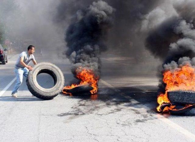 Kazaları Protesto Eden Grup Yolu Trafiğe Kapattı