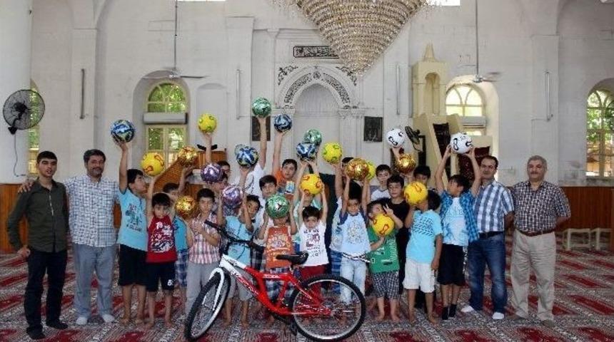 Kuran Kursu &Ouml;ğrencilerine Bisiklet Ve Futbol Topu Hediye Edildi