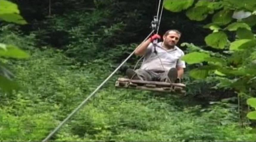 Yolu Olmayan Mahalleye Ilkel Teleferikle Ulaşıyorlar