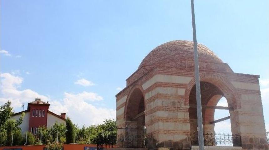 Kanlı K&uuml;mbete Osmanlı Ve Sel&ccedil;uklu Askerlerinin Resimleri Asıldı