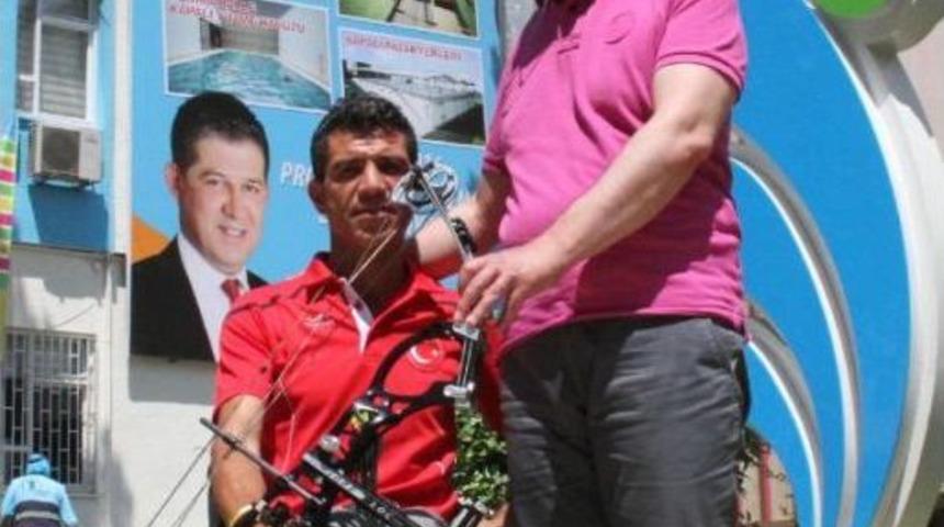 Engelli Sporcuya Sandalye Desteği