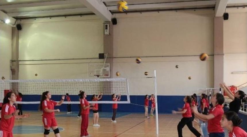Denizli&rsquo;de Voleybolcular Yetişiyor