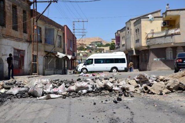 Silvan'da Silahlı Pkk'lılar Mahallelere Hendek Kazıp Polisle Çatıştı (2)