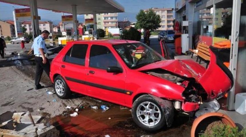 Otomobil Akaryakıt Istasyonuna Daldı: 2 Yaralı