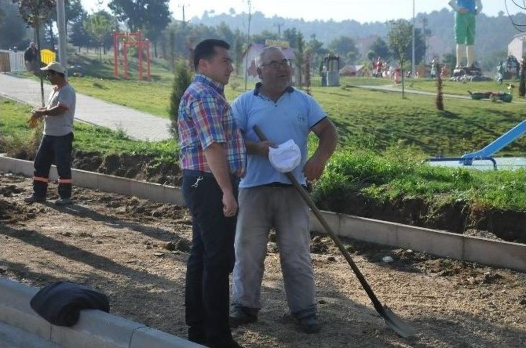 Başkan Bakıcı Yeşilkent Parkı Kaldırım D&uuml;zenleme &Ccedil;alışmalarını İnceledi