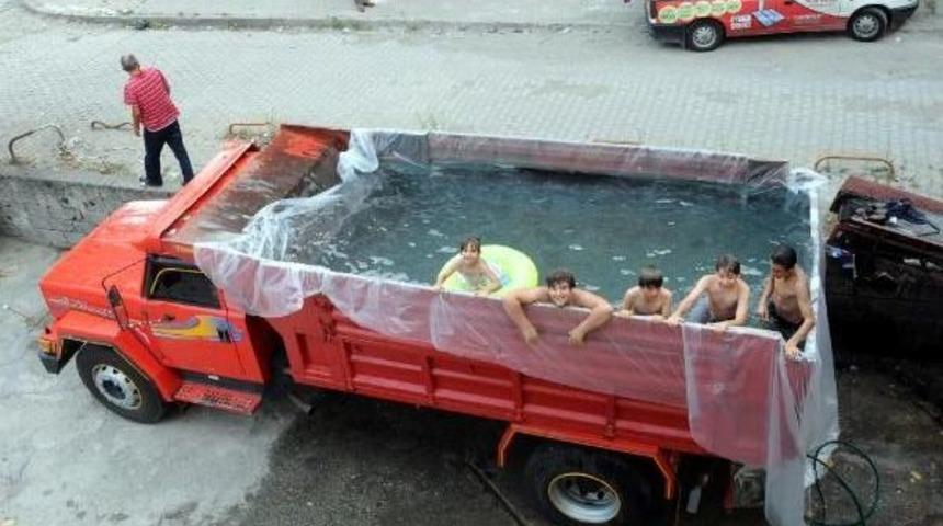 Kamyon Kasasında Serinlediler