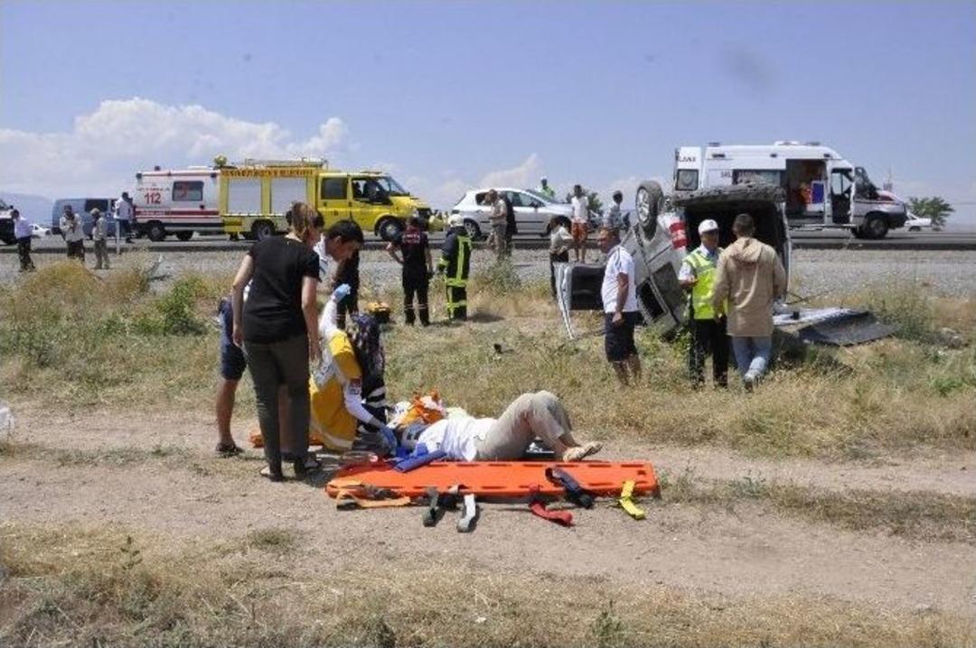 Otomobil İle Hafif Ticari Ara&ccedil; &Ccedil;arpıştı: 1 &Ouml;l&uuml;, 5 Yaralı