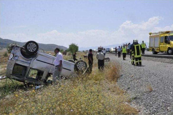 Otomobil İle Hafif Ticari Araç Çarpıştı: 1 Ölü, 5 Yaralı G2