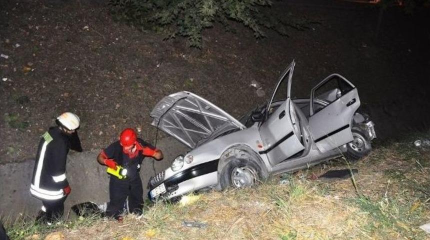 Otomobil Su Kanalına U&ccedil;tu: 4 Yaralı