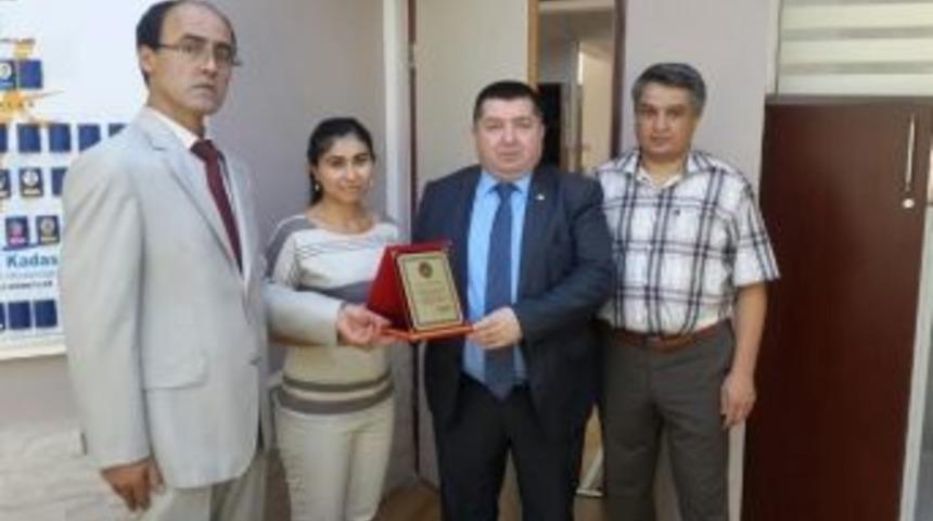 Sahteciliği &Ouml;nleyen Memura Baro&rsquo;dan Plaket