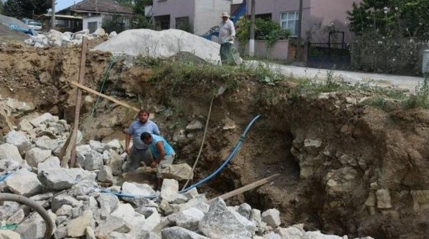 Yol Genişletme Ve Taş Duvar &Ccedil;alışmaları S&uuml;r&uuml;yor