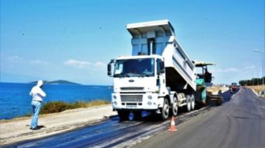 Ayvalık Belediyesi Sıcak Asfalt &Ccedil;alışmalarını Aralıksız S&uuml;rd&uuml;r&uuml;yor.