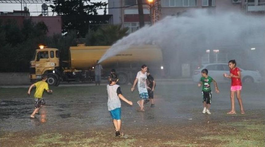 Sıcaktan Bunalan &Ccedil;ocukları Belediye Serinletti