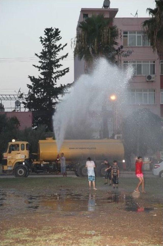 Sıcaktan Bunalan Çocukları Belediye Serinletti