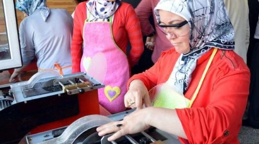 Zileli Kadınlar Ekmeğini Taştan &Ccedil;ıkarıyor