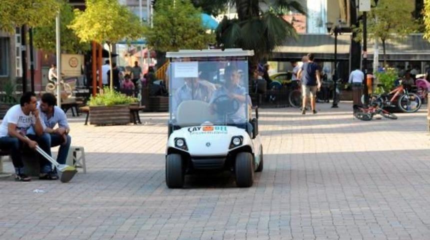 Trafiğe Kapatılan Bulvarda Golf Aracıyla Gezi