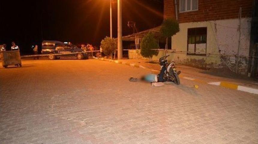 Eşinin Ve &Ccedil;ocuğunun &Ouml;n&uuml;nde T&uuml;fekle İnfaz