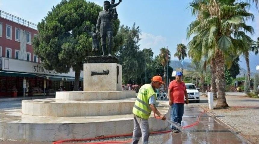 Noel Baba Meydanı&rsquo;nda Temizlik Ve Bakım &Ccedil;alışması Yapıldı