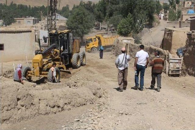 Başkale Belediyesi&rsquo;nden Yol Yapım &Ccedil;alışması 2