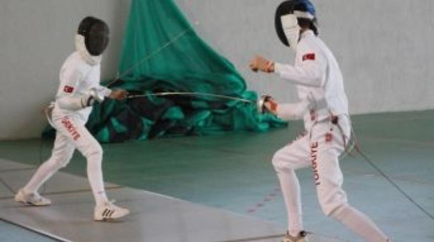 B&uuml;y&uuml;kşehirli Eskrimciler Mersin&rsquo;e Gidiyor