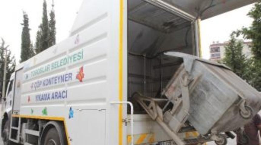 Toroslar&rsquo;da &Ccedil;&ouml;p Konteynerleri Yıkanıyor