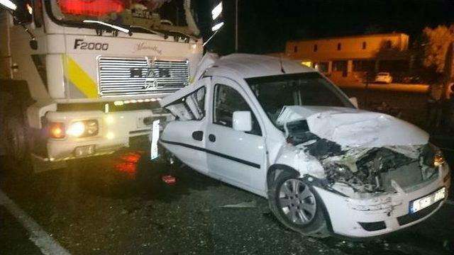 İki Tır Arasında Kalan Otomobil Hurdaya D&ouml;nd&uuml; 1