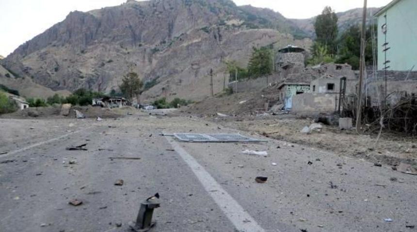 Pkk, Bombalı Ara&ccedil;la P&uuml;l&uuml;m&uuml;r Jandarma B&ouml;l&uuml;k Komutanlığı'na Saldırdı: 4 Yaralı - Yeniden