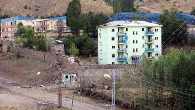 Pkk, Bombalı Araçla Pülümür Jandarma Bölük Komutanlığı'na Saldırdı: 4 Yaralı - Yeniden