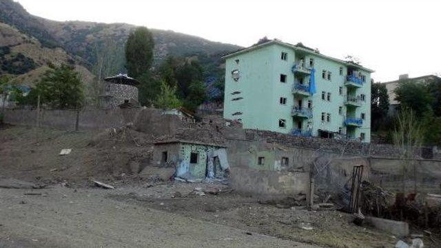 Pkk, Bombalı Araçla Pülümür Jandarma Bölük Komutanlığı'na Saldırdı: 4 Yaralı - Yeniden