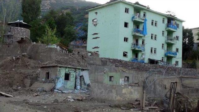 Pkk, Bombalı Araçla Pülümür Jandarma Bölük Komutanlığı'na Saldırdı: 4 Yaralı - Yeniden