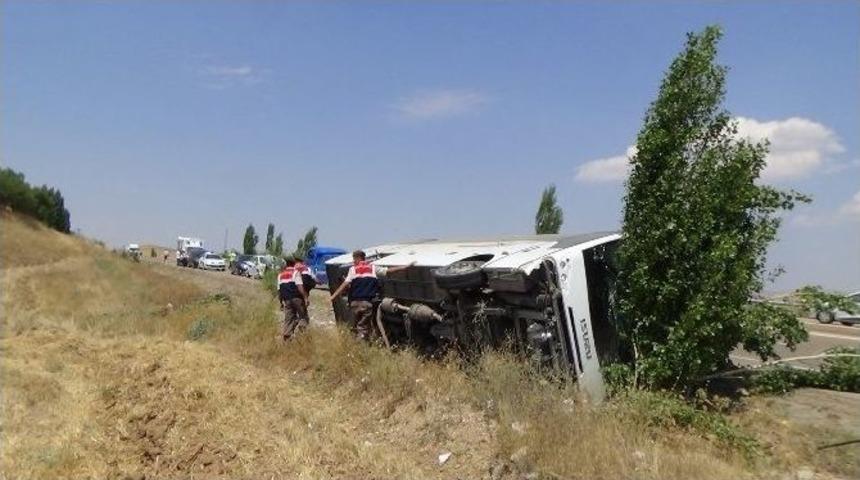 Kırıkkale&rsquo;de Turist Kafilesini Taşıyan Midib&uuml;s Devrildi: 20 Yaralı